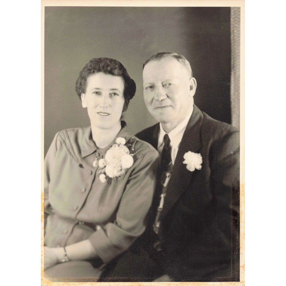 Vtg 1940s-1950s Studio Portrait Couple Corsage Boutonniere Photo - Picture 1 of 2